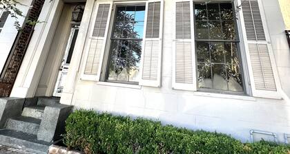 Die Bibliothek im Townhouse in der Magazine Street