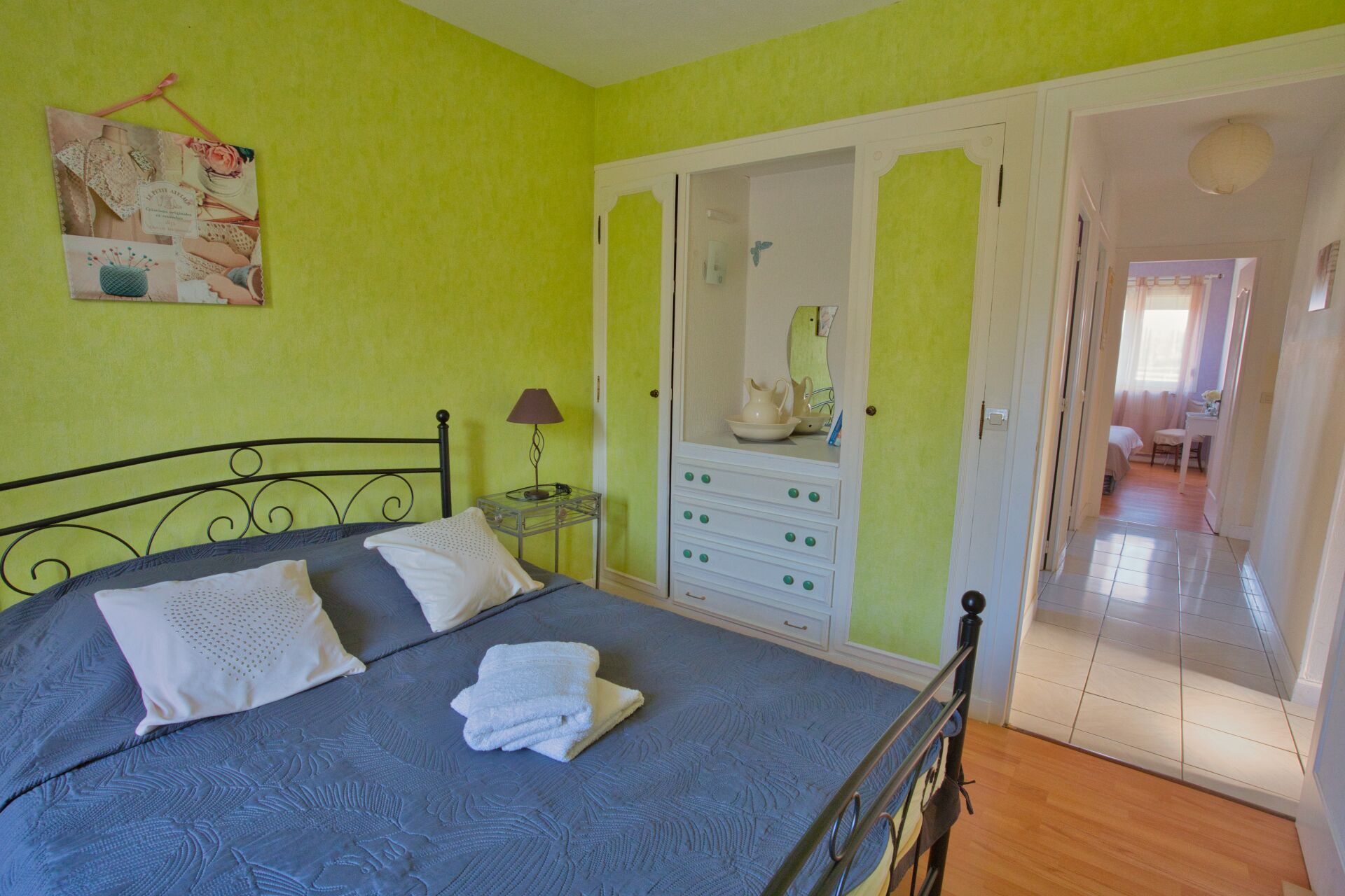 3 chambres, chambres insonorisées, fer et planche à repasser