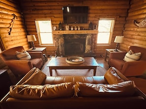 Smart TV, fireplace, DVD player, books - Cozy Idyllwild Log Cabin w/ A/C & EV Charger (Idyllwild)