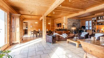 Smart-tv, een open haard, een dvd-speler en tafelvoetbal