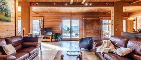 TV connectée, cheminée, lecteur de DVD, baby-foot