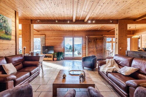 Large chalet, panoramic view et good furnishings 1100m height 2km from La Clusaz