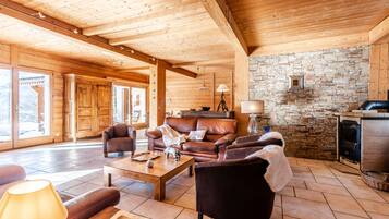 TV connectée, cheminée, lecteur de DVD, baby-foot