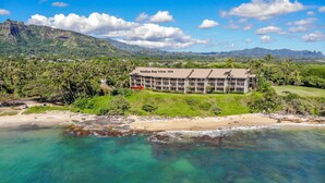 Un hotel con vistas al océano y a las montañas.