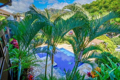"Ocean View Oasis: Enjoy Tranquil Coconut Tree Views Overlooking Beautiful Wailua Bay!"