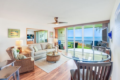 "Ocean View Oasis" Wailua Bay View 104 Overlooking the Beautiful Bay
