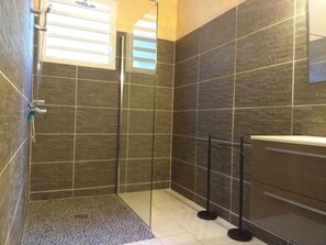 Bathtub, bidet