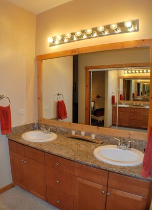 Dusj, hårføner, håndklær og såpe