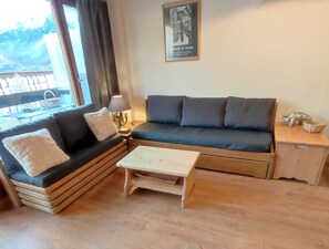 TV - Charming south-facing apartment at the foot of the ski runs. Close to shops. (Tignes)