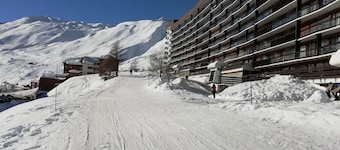 Charming south-facing apartment at the foot of the ski runs. Close to shops.