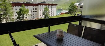Charming south-facing apartment at the foot of the ski runs. Close to shops.