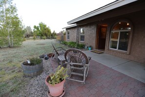 Terrace/patio - Country setting, mountain views, hot tub, next to forest and minutes from town (Flagstaff)