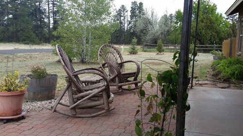 Country setting, mountain views, hot tub, next to forest and minutes from town