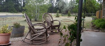 Country setting, mountain views, hot tub, next to forest and minutes from town