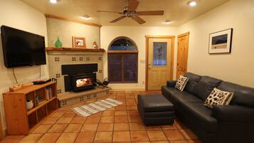 Smart TV, chimenea, videojuegos y reproductor de DVD