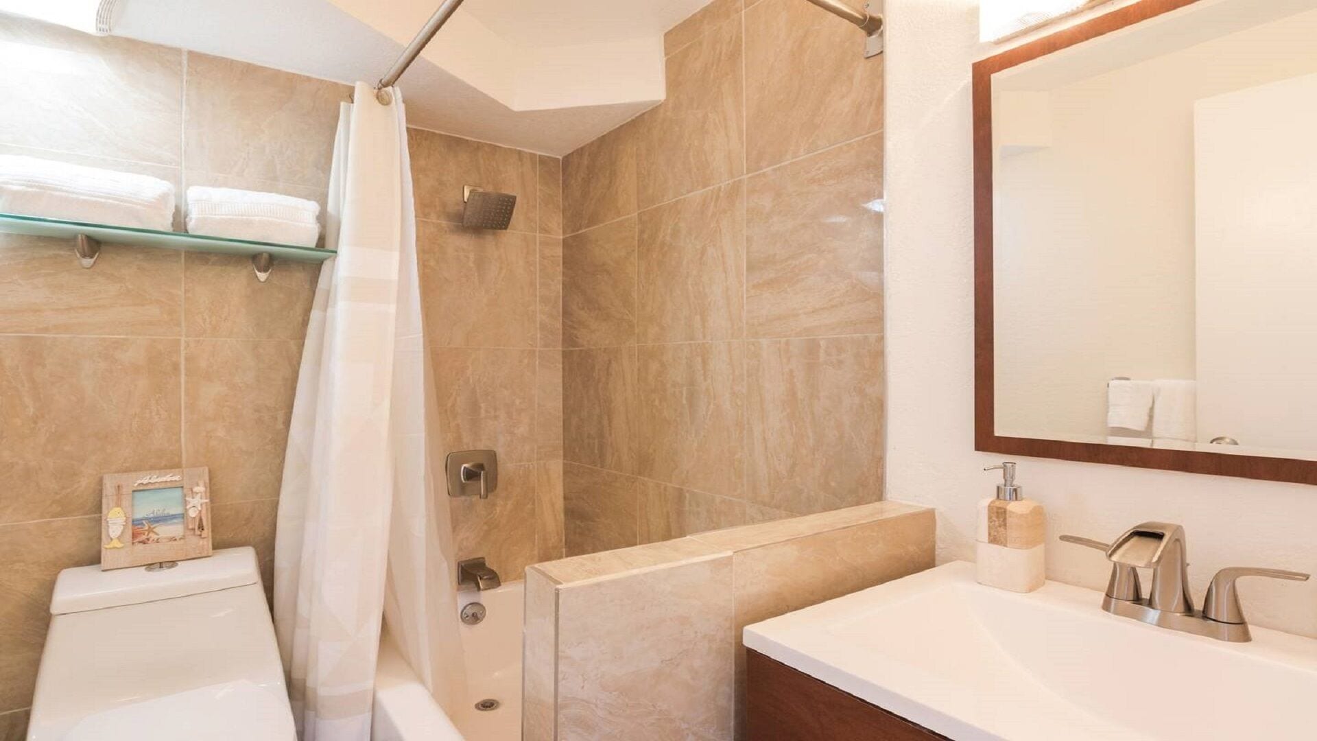 Un baño moderno con ducha, inodoro y lavamanos.