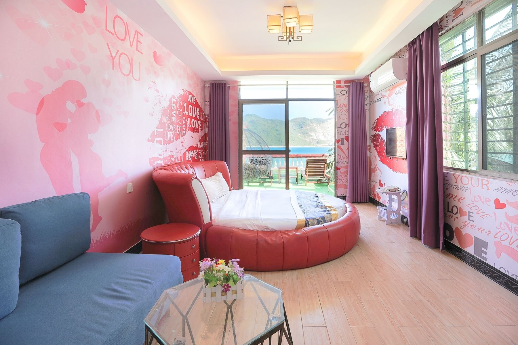 deluxe queen room with spa bath ( round bed ) | blackout curtains, rollaway beds, free wifi