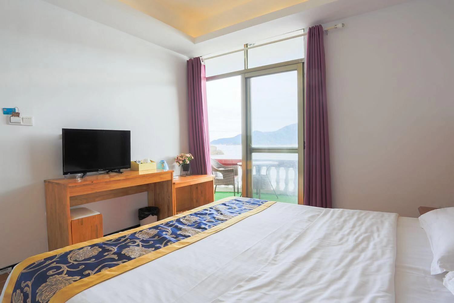 queen room with sea view  | blackout curtains, rollaway beds, free wifi