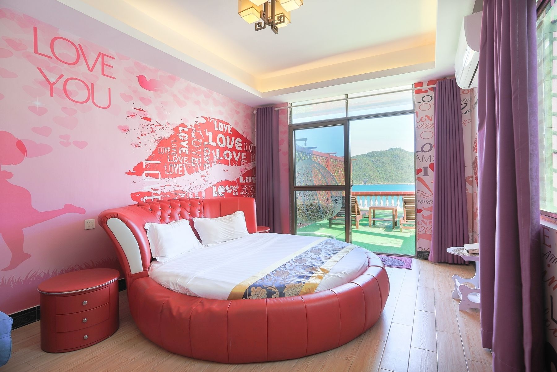 deluxe queen room with spa bath ( round bed ) | blackout curtains, rollaway beds, free wifi