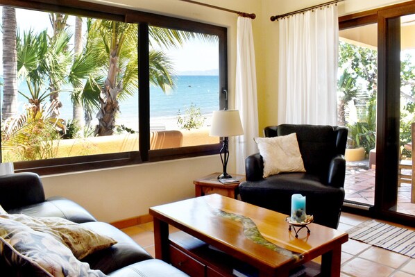 Téléviseur connecté, lecteur de DVD, livres, sélection de films