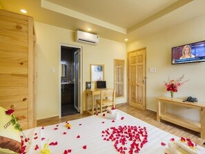 Deluxe-Doppelzimmer, Stadtblick | Minibar, Zimmersafe, individuell dekoriert, individuell eingerichtet