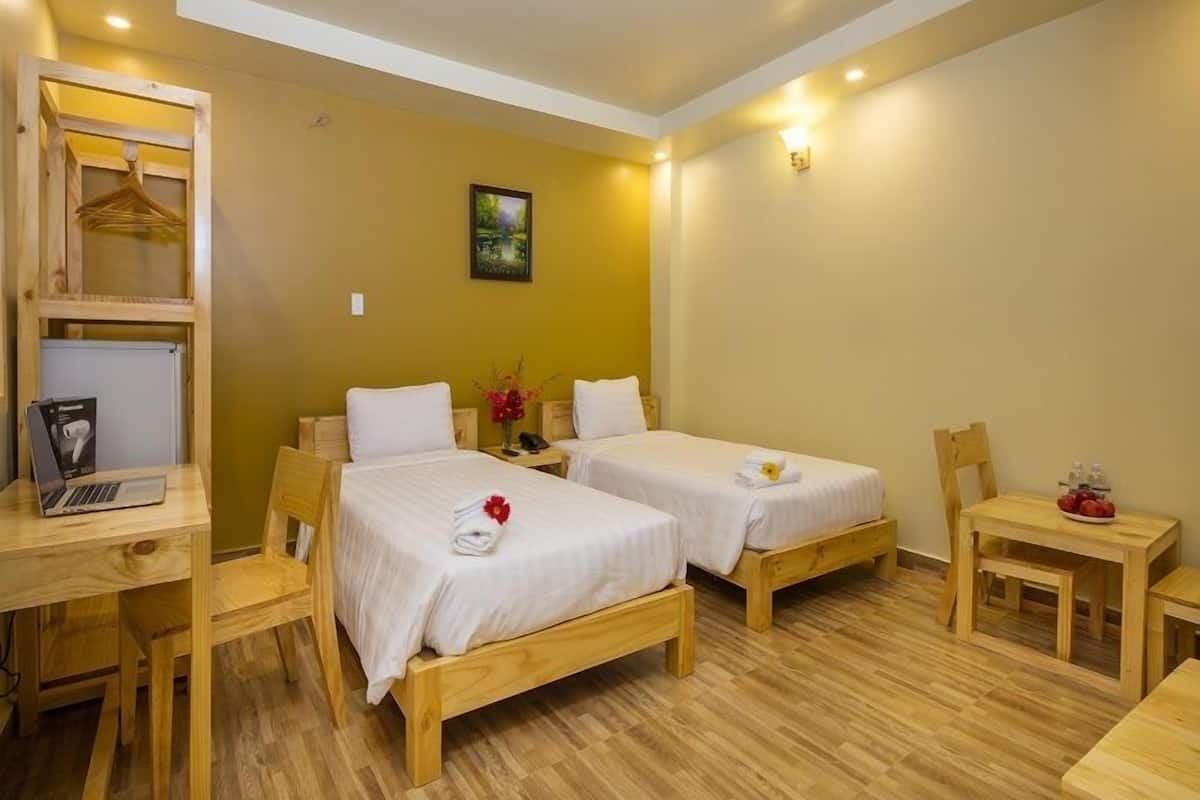Deluxe Twin Room | Minibar, in-room safe, individually decorated, individually furnished