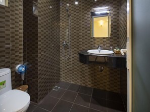 Bruser, gratis toiletartikler, hårtørrer, hjemmesko