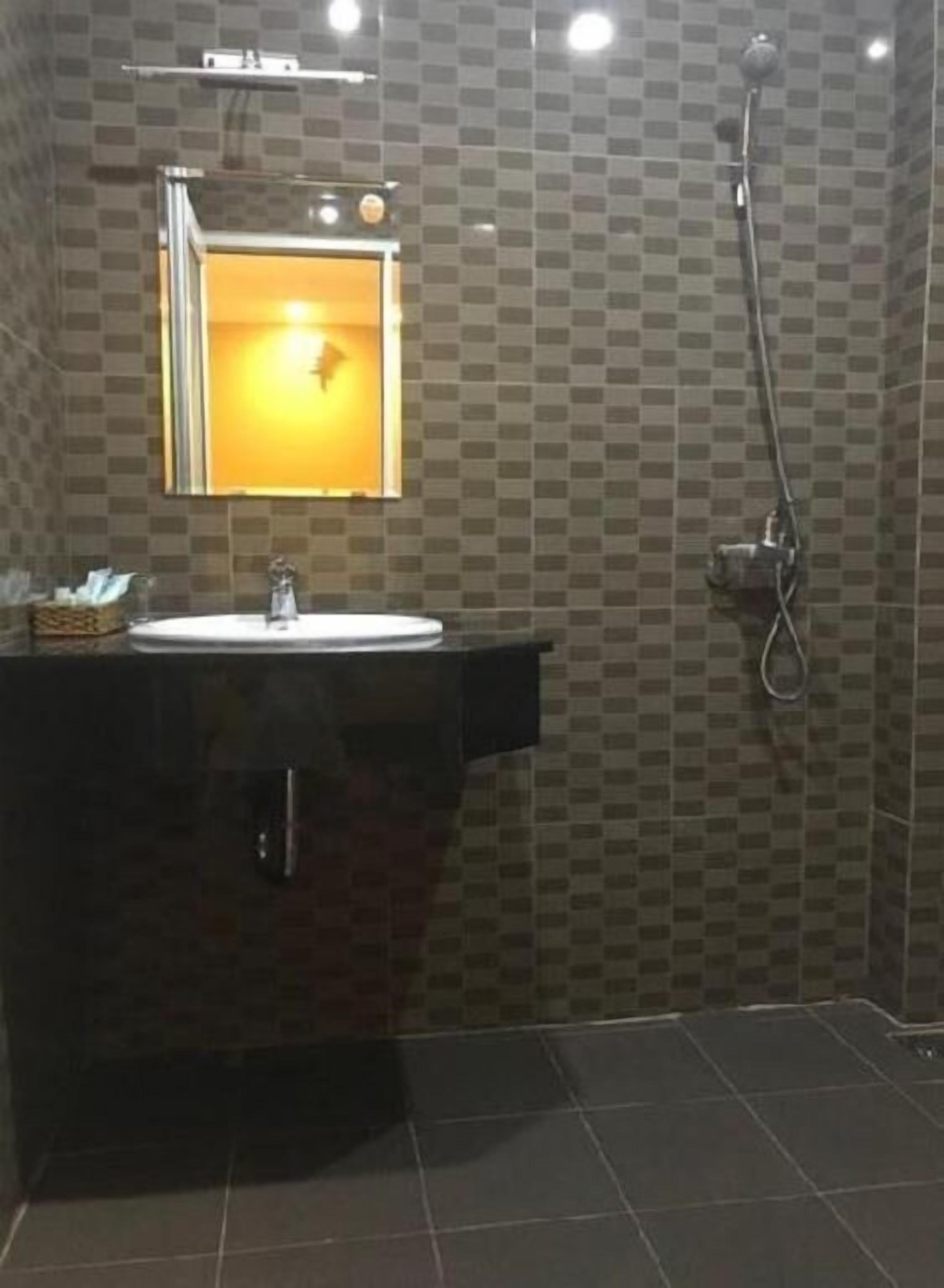 Bad | Dusj, toalettartikler (inkludert), hårføner og tøfler