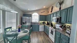 Kylskåp, mikrovågsugn, ugn och spishäll