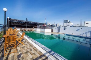 Außenpool, Pool auf dem Dach, Liegestühle