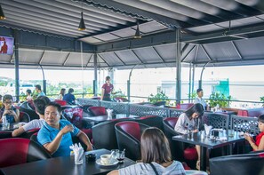 提供早餐、午餐和晚餐