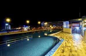Outdoor pool, a rooftop pool, pool loungers - Levan Hotel (Phu Quoc)