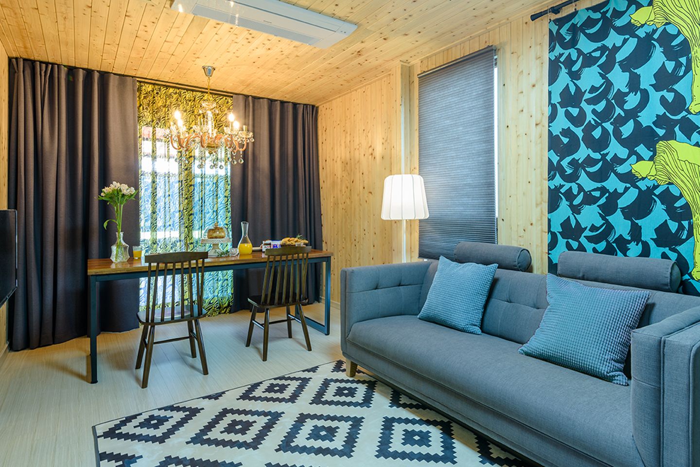 Standaard kamer | Woonruimte | Een 49-inch flatscreentelevisie met kabelzenders en televisie