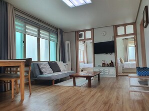 1 habitación, decoración personalizada, muebles diferentes y escritorio