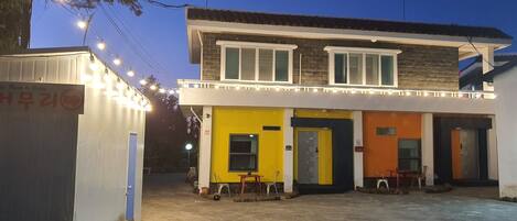 Vista frontal de la propiedad