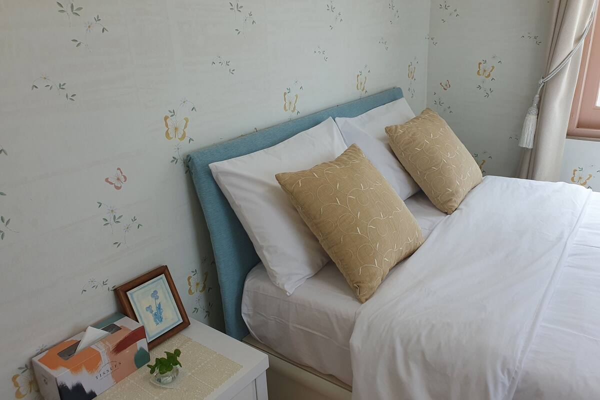 Room C (Scent of tangerines) | 1 bedroom, premium bedding, individually decorated, desk