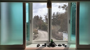 A room with a large window overlooking a road and trees. - JejuMermuri (Seogwipo)