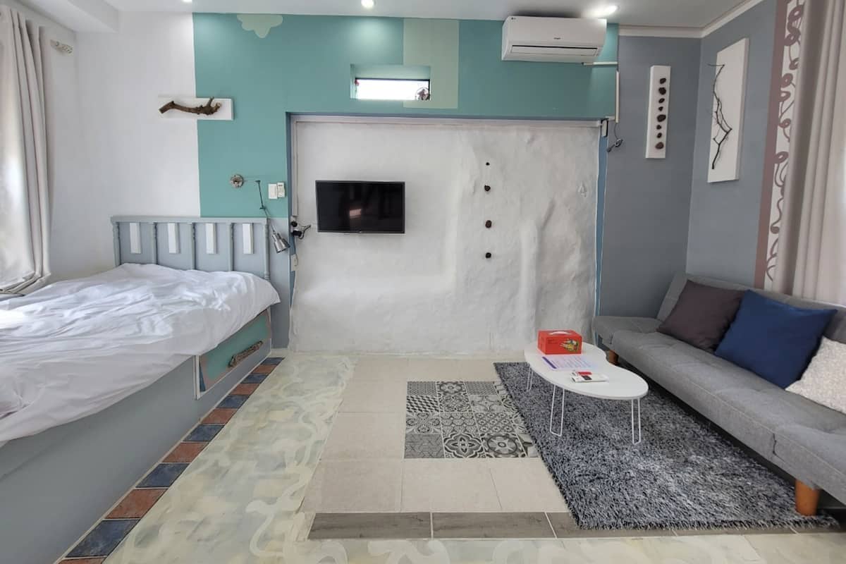 ROOM A (Green Tangerine) | 1 bedroom, individually decorated, individually furnished, desk