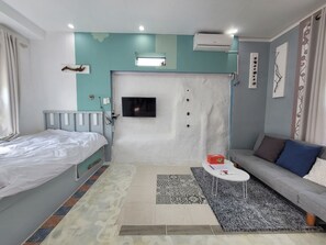 ROOM A (Green Tangerine) | 1 bedroom, individually decorated, individually furnished, desk