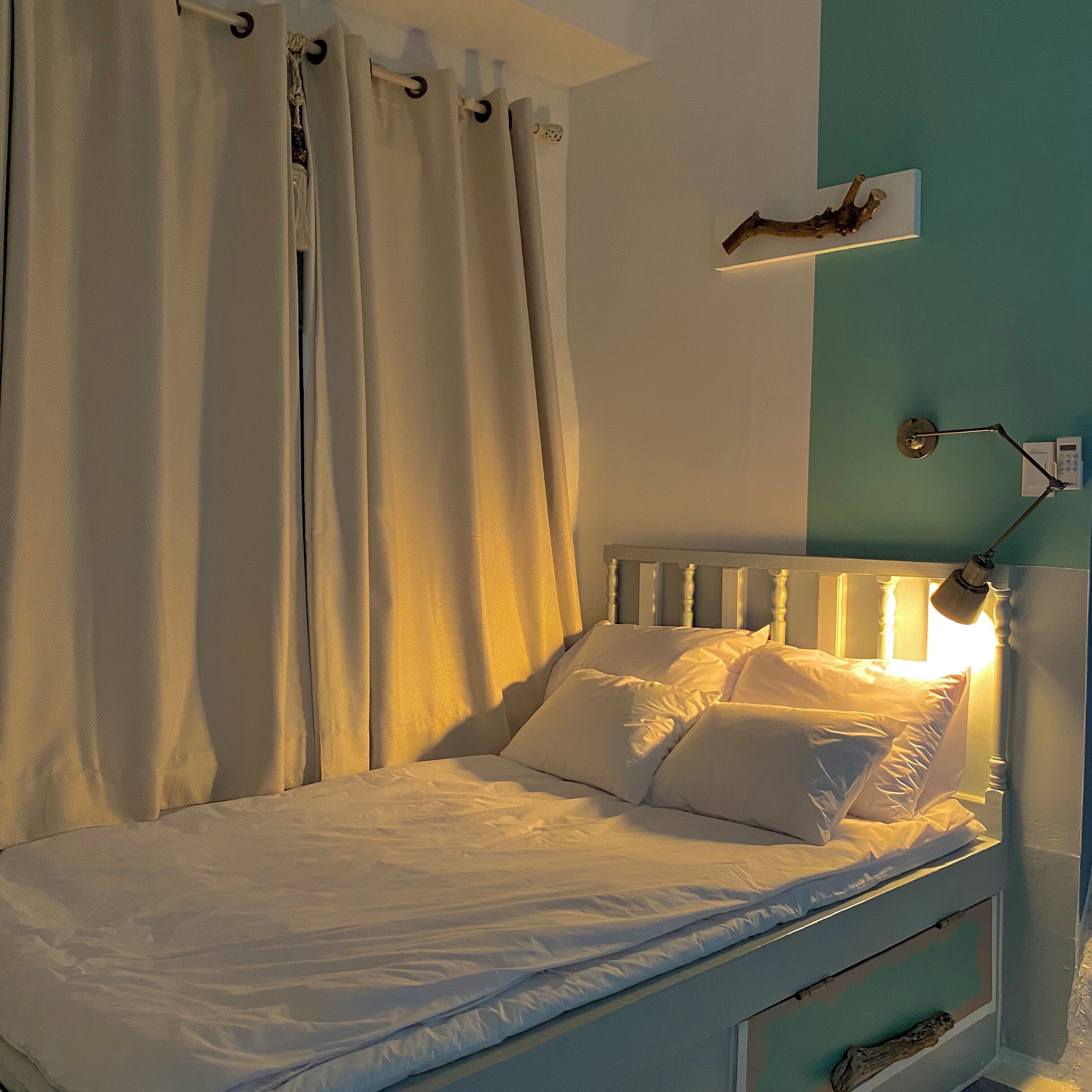 1 habitación, decoración personalizada, muebles diferentes y escritorio 