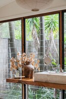 Boathouse I (Double Shower) | Bathroom | Free toiletries, hair dryer, bathrobes, towels