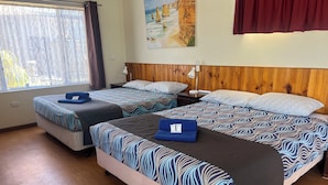 Quarto família | Roupas de cama premium, escrivaninha, espaço de trabalho para notebook