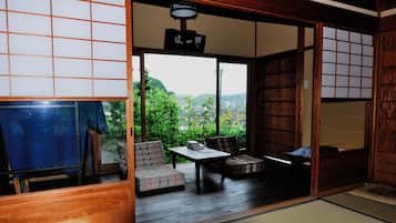 3 bedrooms, Egyptian cotton sheets, premium bedding, down duvets