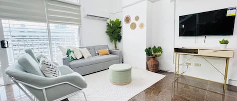 Loft, 2 chambres, non-fumeurs | Coin séjour | Télévision LCD de 32 pouces avec chaßnes par cùble, télévision, Netflix