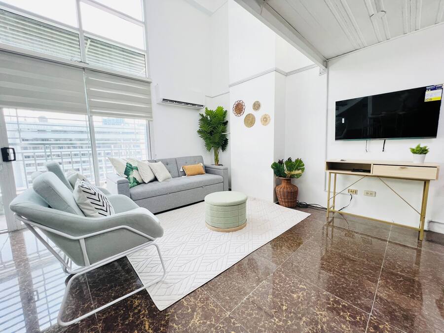 Loft, 2 Bedrooms, Non Smoking | Ruang tamu | 32 inci televisyen LCD dengan kabel, TV, Netflix