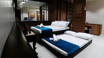 1 bedroom, individually decorated, individually furnished, desk