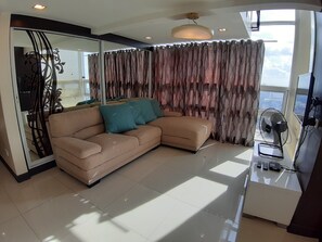 Panoramic Loft, 1 Bedroom, Ocean View, Corner | Living area