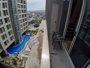 Loft, Balkon, Poolblick | Ausblick vom Zimmer