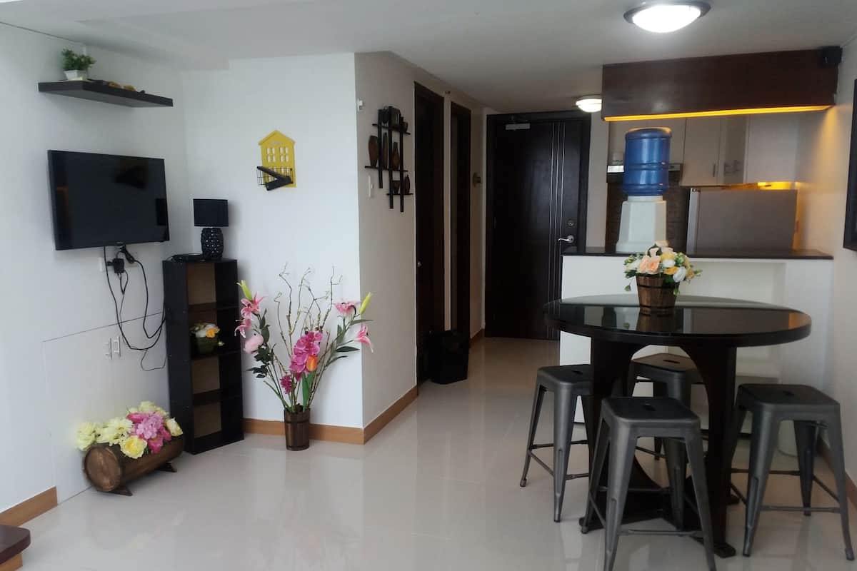 Loft, 1 Bedroom, Ensuite | Living room | 32-inch LCD TV with cable channels, TV, Netflix