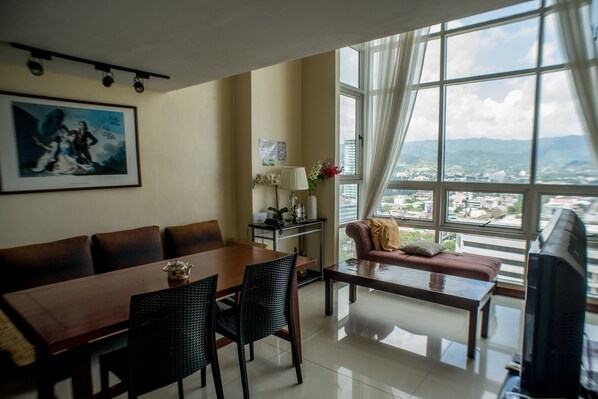 Panoramic Loft, 2 Bathrooms, Mountain View